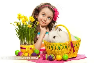 女孩边上的花朵与兔子