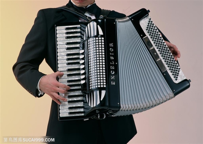 乐器-拉风琴的男士手部特写