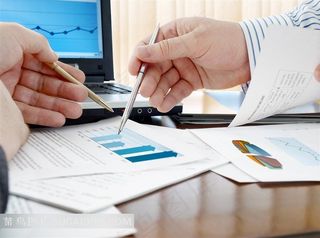 讨论业绩报表的人物摄影高清素材