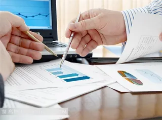 讨论业绩报表的人物摄影高清素材