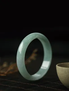 贵重精美的玉镯图