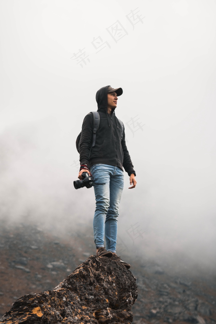 站在山顶的男人图片