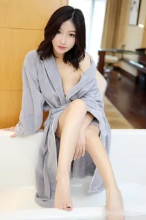 穿浴袍的半裸体美女艺术写真高清大图 穿浴袍的半裸体美女艺术写真高清大图