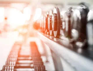 摆放整齐的哑铃图片