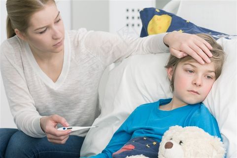 给小男孩量体温的女性高清图片