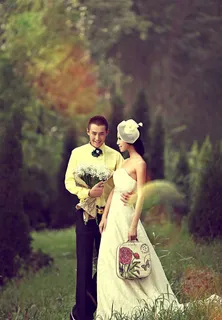 树林里拥抱的情侣