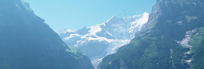 山岭间露出的雪山