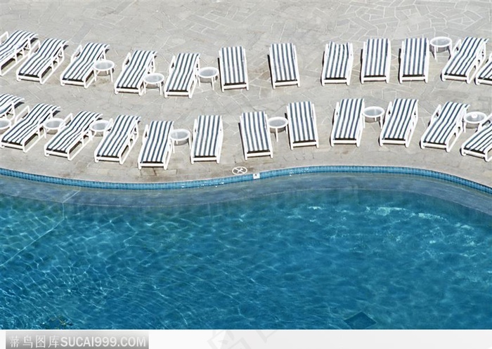 休闲泳池和躺椅