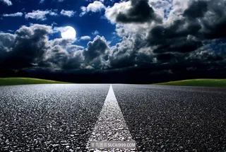 天空中朵朵白云与道路阳光高清图