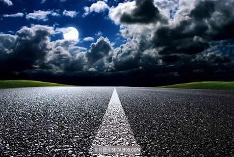 天空中朵朵白云与道路阳光高清图 天空中朵朵白云与道路阳光高清图