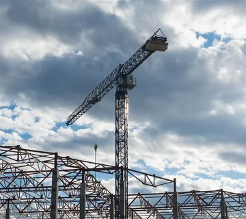 乌云笼罩下的在建工地摄影高清图片 乌云笼罩下的在建工地摄影高清图片