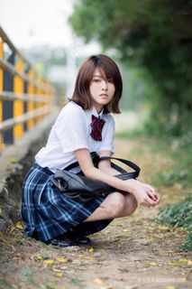 蹲在地上的JK制服美女学生珺珺摄影写真图片