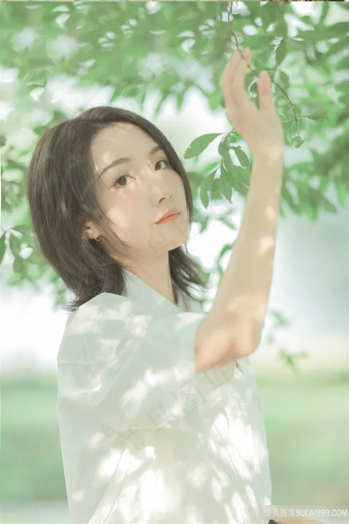 树荫下的清纯美少女图片