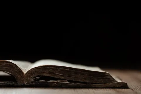 翻开的书本高清图