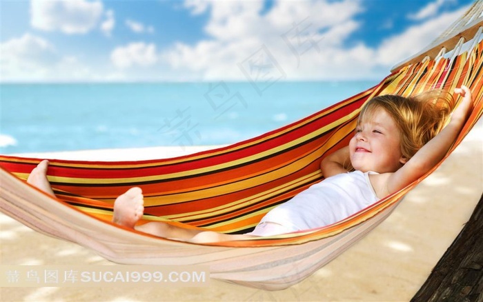 海边吊床里的小女孩