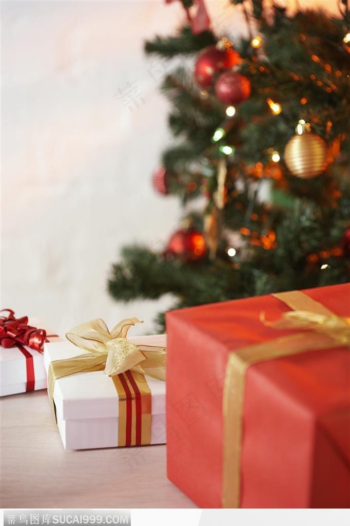 圣诞色彩-圣诞树下的礼盒