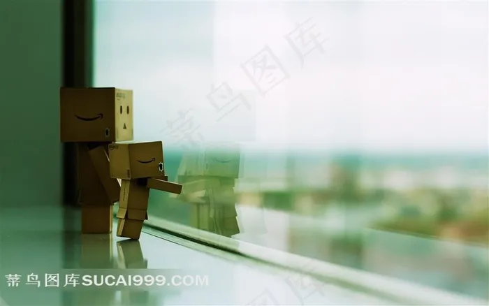窗子边的纸箱人素材