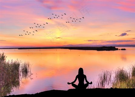 湖边打坐的女子