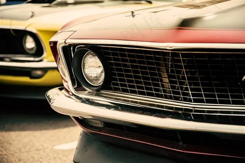 红色黄色的老式汽车