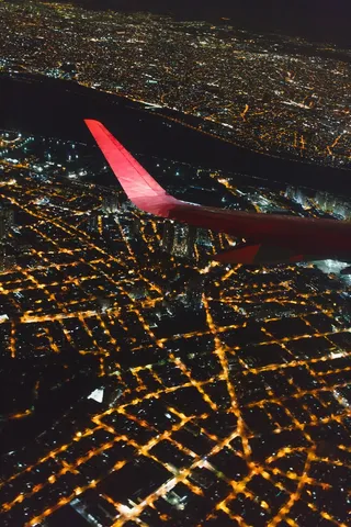 高空中的飞机机翼图片