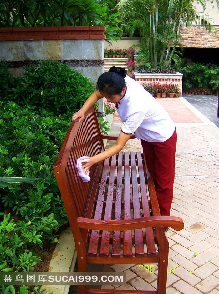 正在擦拭小区公共设施的清洁工