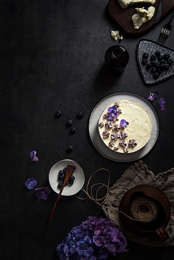 蓝莓慕斯蛋糕黑色背景图