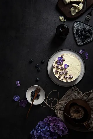 蓝莓慕斯蛋糕黑色背景图