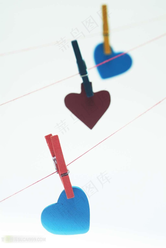 夹着心形积木的木夹子