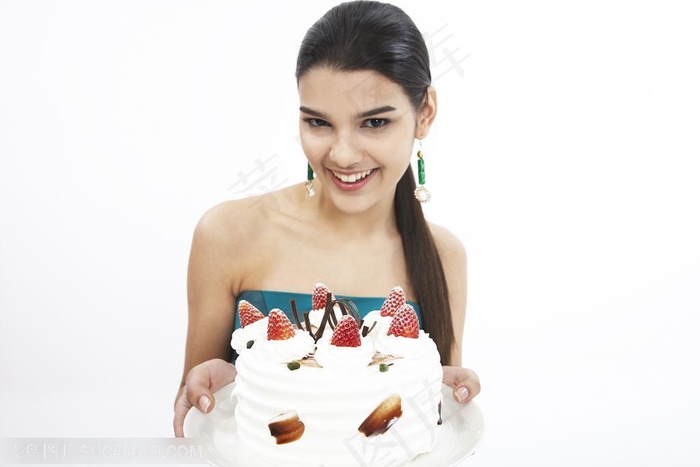 端着草莓生日蛋糕的性感外国美女