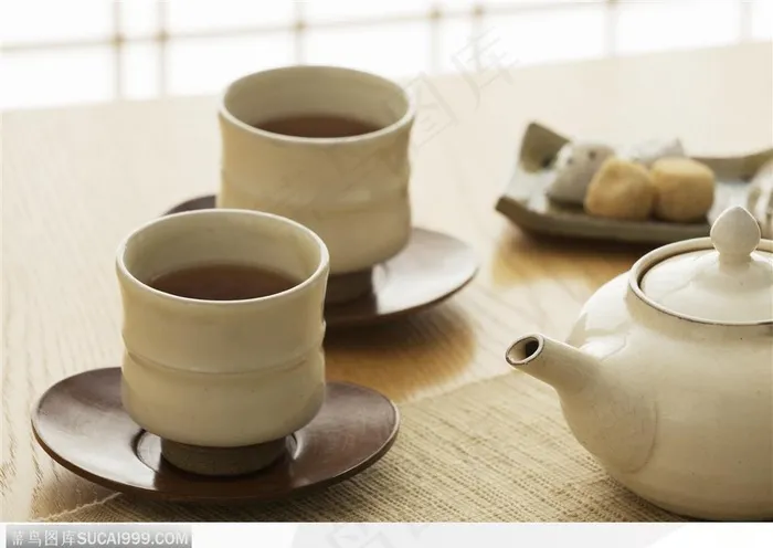 清凉饮品-白色的茶具中的茶水