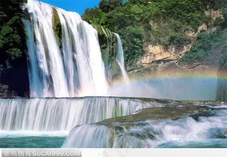 清澈见底的瀑布