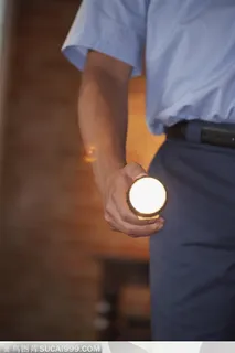 人物手势元素-手拿手电筒手势特写