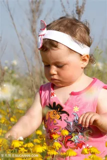 摘花的小女孩儿童图片 摘花的小女孩儿童图片