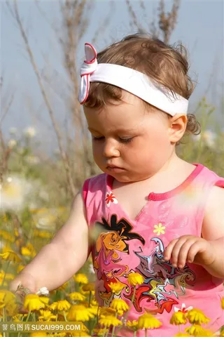 摘花的小女孩儿童图片