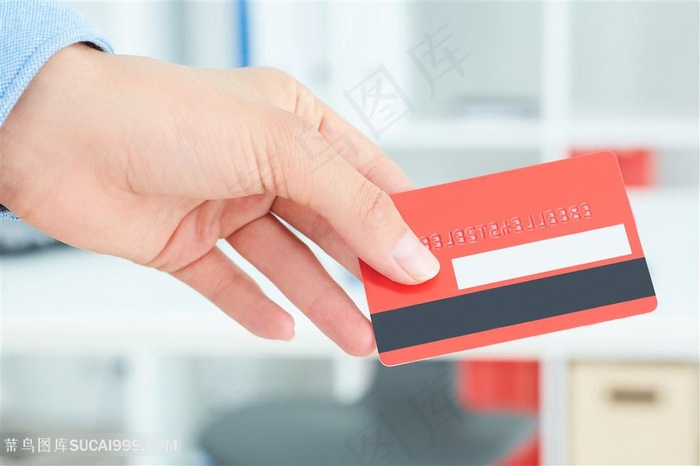 拿在手里的红色卡片高清摄影图