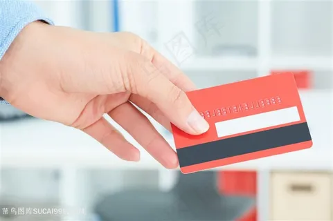 拿在手里的红色卡片高清摄影图