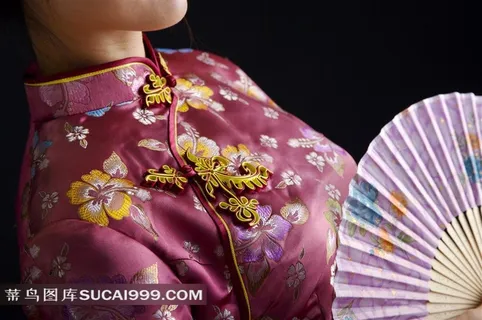拿扇子的旗袍美女素材