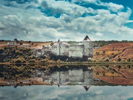 河流边上的建筑及倒影高清摄影 河流边上的建筑及倒影高清摄影