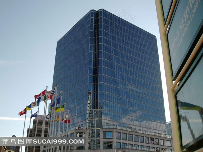 城市玻璃外墙建筑和国旗