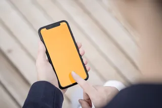 左手手持苹果点击手机场景图展示样机