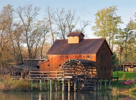 小河边的木屋景色图片