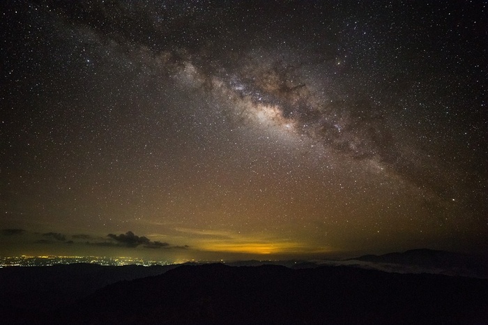 棕黄色星云背景