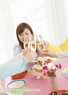 生日聚会 端着装着酒杯干杯动作特写