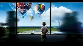 观看热气球的外国小男孩