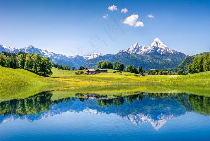 湖水草地跟山坡山水风景图片