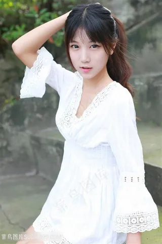 穿着裙子的高清马尾美女图片