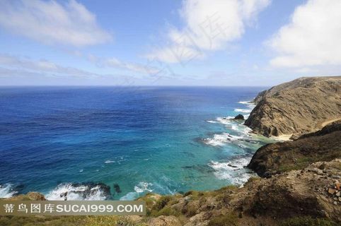蓝天白云和大海浪花