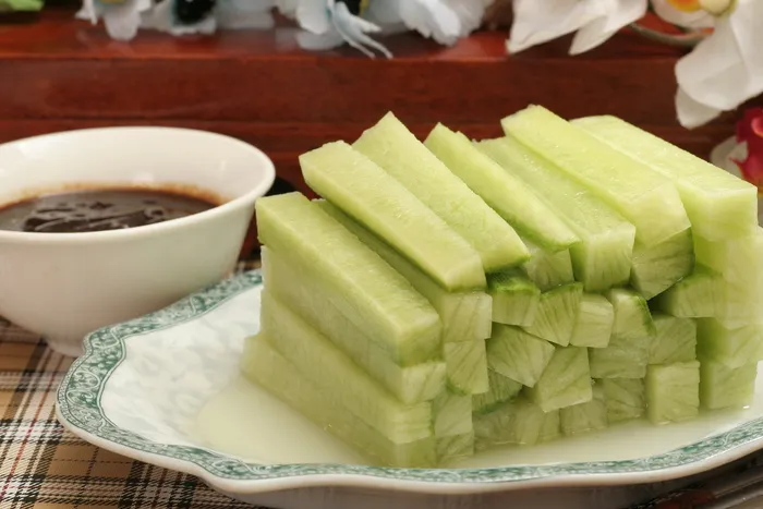 青萝卜沾酱