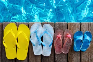 游泳池边的拖鞋