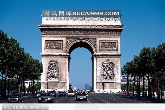 拱门建筑 车流 树木 蓝天